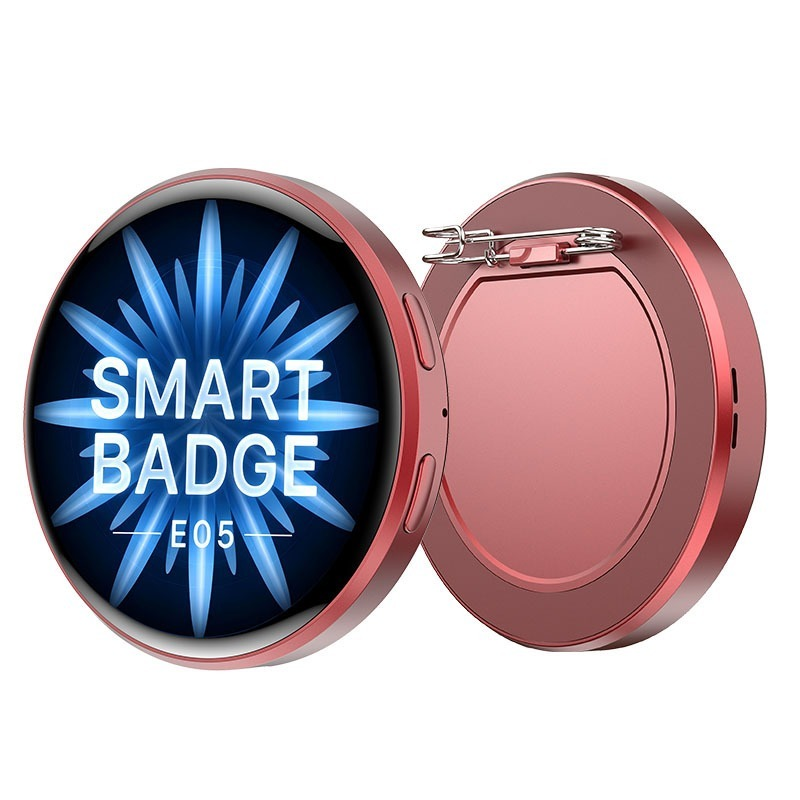Rendu du badge E05 rose, vu de face et de dos avec son attache